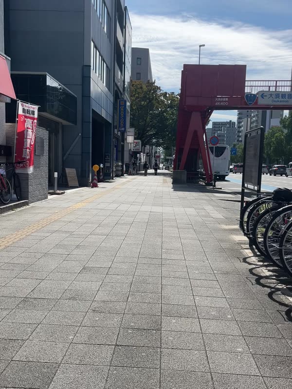 赤い歩道橋に向かう歩道